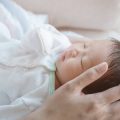 新生児の目やに・目の充血：家庭でのケアと眼科受診の必要性