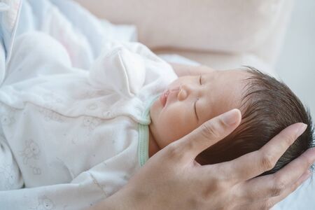 新生児の目やに・目の充血：家庭でのケアと眼科受診の必要性