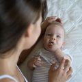 乳幼児の発熱時に家庭でできるケア方法と注意点