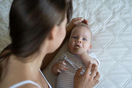 乳幼児の発熱時に家庭でできるケア方法と注意点