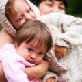 夜泣きの原因とは？赤ちゃんが夜泣きをする生理的・発達的理由を解説