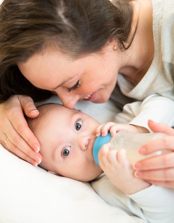 母乳育児における悩みとその解決法：専門家インタビュー