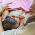 離乳食から幼児食への移行：始めるタイミングとサインを見極める方法