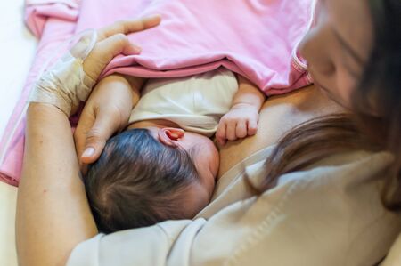 離乳食から幼児食への移行：始めるタイミングとサインを見極める方法