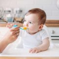 離乳食開始時に控えたいアレルゲンと月齢別の与え方ガイド