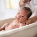 赤ちゃんの成長に合わせた沐浴方法：新生児から乳児期への移行ポイント