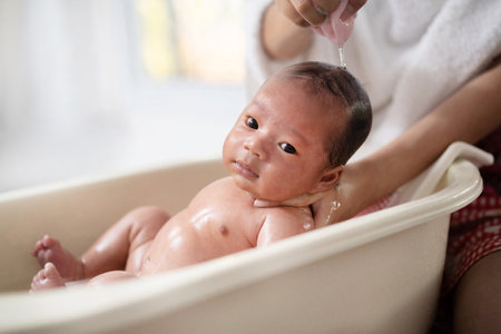 赤ちゃんの成長に合わせた沐浴方法：新生児から乳児期への移行ポイント