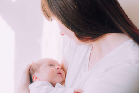 母乳やミルクで育つ赤ちゃんの成長発達：知っておきたい基礎知識