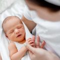 新生児のけいれん・ひきつけ：家庭での対処法とすぐに病院に行くべき症状