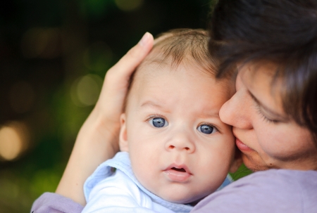夜泣き中の親子コミュニケーション:信頼関係を育む抱っこや声かけ