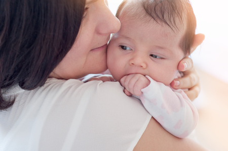 新生児のへその緒が取れるまでの経過と観察ポイント