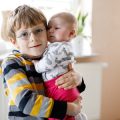双子・兄弟育児に役立つ！ツイン用・多機能抱っこひもの徹底レビュー
