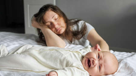 育児中の睡眠不足を乗り越えるための両親へのアドバイス